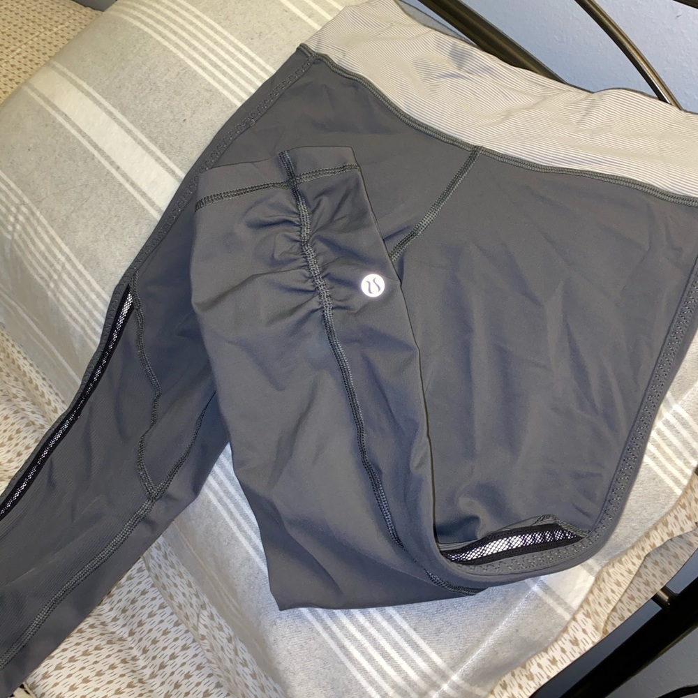Lululemon Size 4 grey Crop leggings